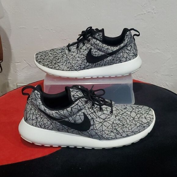 Nike Roshe Run GPX Geometric in Black & Silver Size 11 - Picture 2 of 11